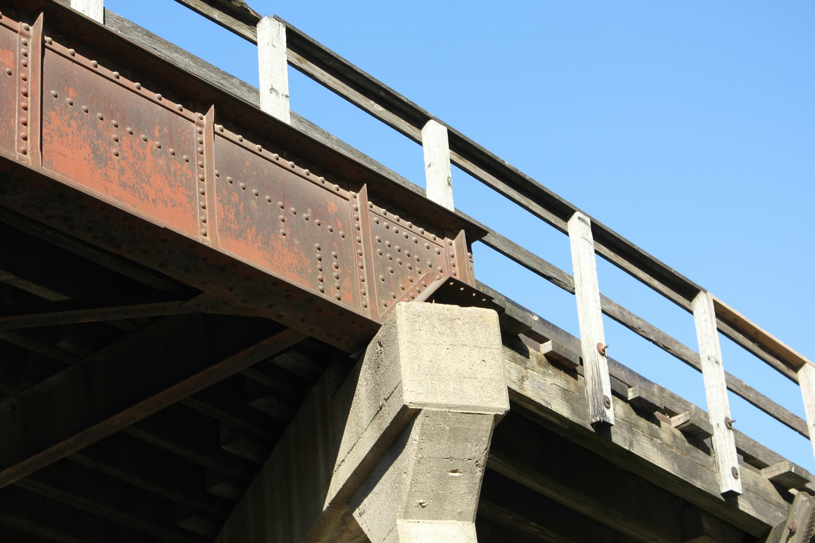 North girder end